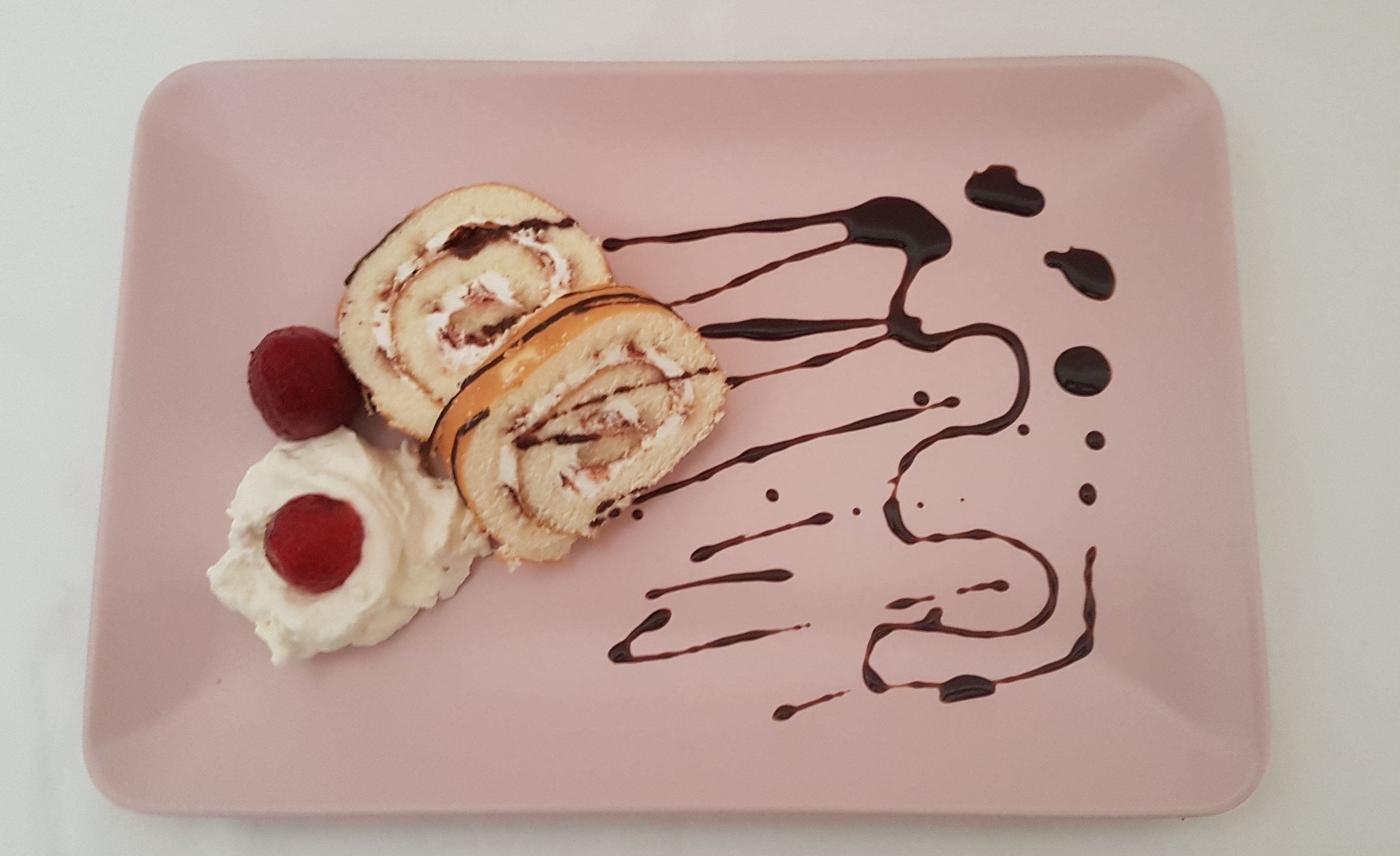 Erdbeermousse Bisquitrolle