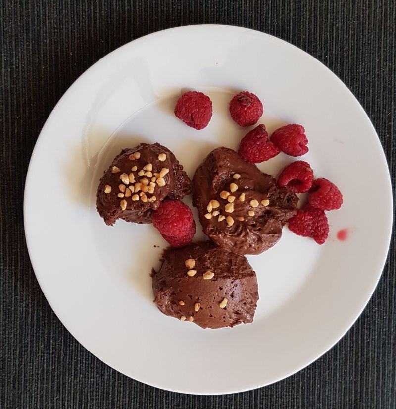 Mousse mit Thymian Krokant und Himbeeren